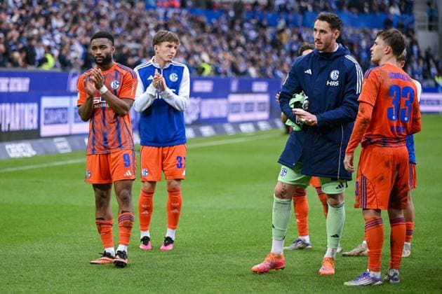 01 11 2025, Football, 2 Bundesliga, Season 2025 2026, Matchday 11, Karlsruher SC FC Schalke 04, Moussa Sylla FC Schalke 04 , Max Grüger FC Schalke 04 , Goalkeeper Justin Heekeren FC Schalke 04 , Vitalie Becker FC Schalke 04 xRHR PHOTO YYx Copyright: KROEGER RHR-FOTOx RHR-FOTO YY