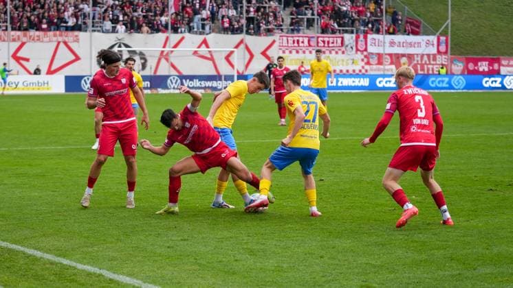 Soccer, Men, Season 2025 2026, Regionalliga Nordost, Matchday 14, FSV Zwickau vs FSV 63 Luckenwalde, Saturday 01 11 2025, GGZ Arena Zwickau, In the picture from l Veron Dobruna Zwickau , Andrej Startsev Zwickau , Mike Bachmann Luckenwalde , Tim Maciejewski Luckenwalde and Josua von Baer Zwickau Saxony Germany