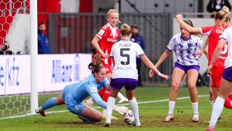 Luisa Palmen 21, SGS Essen , holds the ball safely during the match between FC Bayern Munich v SGS Essen, Football, Women, Google Pixel Women Bundesliga, 2025 2026, Matchday 8 on 01 11 2025 in Munich, FC Bayern Campus DFL and DFB regulations prohibit any use of photographs as image sequences and or quasi video Bayern Germany