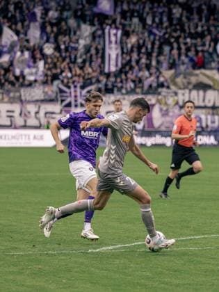 Germany Soccer 3 Liga 2025 26, 13 Matchday FC Erzgebirge Aue vs SSV Jahn Regensburg Eins Erzgebirgsstadion Aue Sebastian Stolze SSV Jahn Regensburg, 22 Copyright: xChristopherxRupprechtx