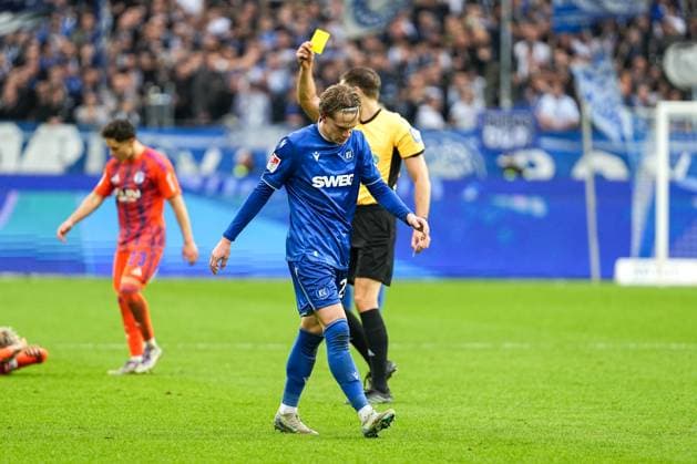 Soccer 2 Bundesliga, Matchday 11, Karlsruher SC FC Schalke 04 on 01 11 2025 in Karlsruhe BBBank Wildpark , Germany, Season 2025 2026 DFL REGULATIONS PROHIBIT ANY USE OF PHOTOGRAPHS AS IMAGE SEQUENCES AND OR QUASI VIDEO Dr Max Burda Referee shows David Herold 20, KSC the yellow card Karlsruhe BBBank Wildpark Germany Copyright: xChristophxKinzingerx