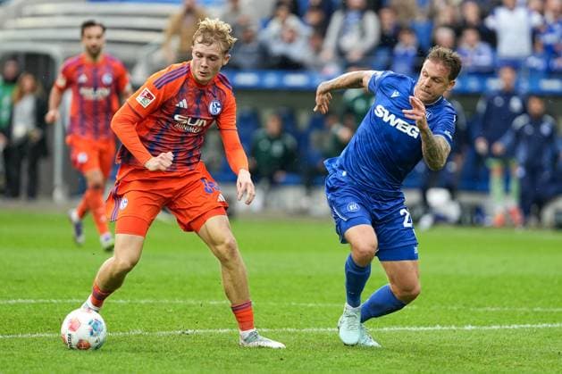 Soccer 2 Bundesliga, Matchday 11, Karlsruher SC FC Schalke 04 on 01 11 2025 in Karlsruhe BBBank Wildpark , Germany, Season 2025 2026 DFL REGULATIONS PROHIBIT ANY USE OF PHOTOGRAPHS AS IMAGE SEQUENCES AND OR QUASI VIDEO Penalty area scene between Peter Remmert 39, S04 and Marcel Franke 28, KSC Karlsruhe BBBank Wildpark Germany Copyright: xChristophxKinzingerx