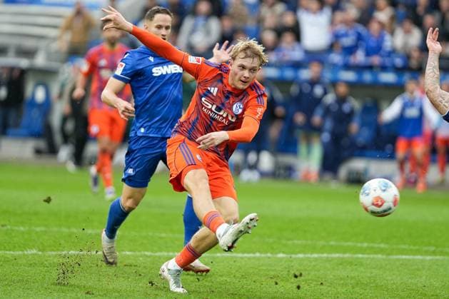 Soccer 2 Bundesliga, Matchday 11, Karlsruher SC FC Schalke 04 on 01 11 2025 in Karlsruhe BBBank Wildpark , Germany, Season 2025 2026 DFL REGULATIONS PROHIBIT ANY USE OF PHOTOGRAPHS AS IMAGE SEQUENCES AND OR QUASI VIDEO Peter Remmert 39, S04 shoots on goal Karlsruhe BBBank Wildpark Germany Copyright: xChristophxKinzingerx