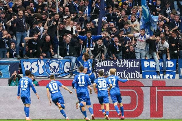 Soccer 2 Bundesliga, Matchday 11, Karlsruher SC FC Schalke 04 on 01 11 2025 in Karlsruhe BBBank Wildpark , Germany, Season 2025 2026 DFL REGULATIONS PROHIBIT ANY USE OF PHOTOGRAPHS AS IMAGE SEQUENCES AND OR QUASI VIDEO Collective cheering after the goal of Fabian Schleusener 24, KSC to 2 1 Karlsruhe BBBank Wildpark Germany Copyright: xChristophxKinzingerx
