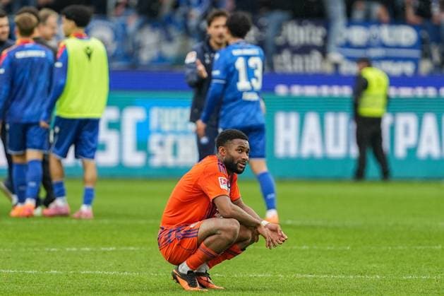 Football 2 Bundesliga, Matchday 11, Karlsruher SC FC Schalke 04 on 01 11 2025 in Karlsruhe BBBank Wildpark , Germany, Season 2025 2026 DFL REGULATIONS PROHIBIT ANY USE OF PHOTOGRAPHS AS IMAGE SEQUENCES AND OR QUASI VIDEO The disappointment at Moussa Sylla 9, S04 is great Karlsruhe BBBank Wildpark Germany Copyright: xChristophxKinzingerx