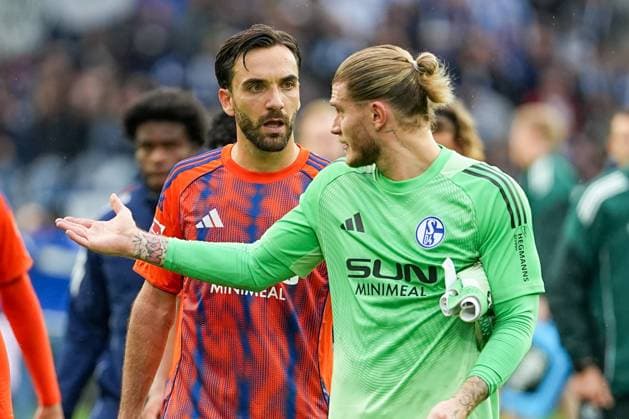 Soccer 2 Bundesliga, Matchday 11, Karlsruher SC FC Schalke 04 on 01 11 2025 in Karlsruhe BBBank Wildpark , Germany, Season 2025 2026 DFL REGULATIONS PROHIBIT ANY USE OF PHOTOGRAPHS AS IMAGE SEQUENCES AND OR QUASI VIDEO Loris Karius 1, S04 and Kenan Karaman 19, S04 after the match Karlsruhe BBBank Wildpark Germany Copyright: xChristophxKinzingerx