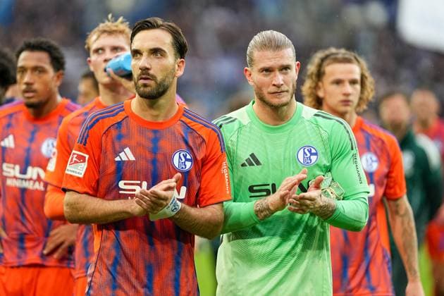 Soccer 2 Bundesliga, Matchday 11, Karlsruher SC FC Schalke 04 on 01 11 2025 in Karlsruhe BBBank Wildpark , Germany, Season 2025 2026 DFL REGULATIONS PROHIBIT ANY USE OF PHOTOGRAPHS AS IMAGE SEQUENCES AND OR QUASI VIDEO Kenan Karaman 19, S04 and Loris Karius 1, S04 go to the fans Karlsruhe BBBank Wildpark Germany after the defeat Copyright: xChristophxKinzingerx