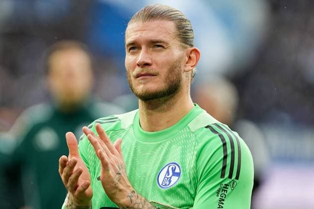 Soccer 2 Bundesliga, Matchday 11, Karlsruher SC FC Schalke 04 on 01 11 2025 in Karlsruhe BBBank Wildpark , Germany, Season 2025 2026 DFL REGULATIONS PROHIBIT ANY USE OF PHOTOGRAPHS AS IMAGE SEQUENCES AND OR QUASI VIDEO Loris Karius 1, S04 in focus Karlsruhe BBBank Wildpark Germany Copyright: xChristophxKinzingerx