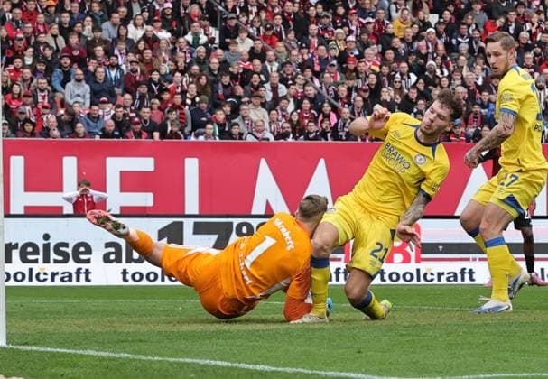01 11 2025 Soccer Season 2025 2026 2 Soccer Bundesliga 11 Matchday 1 FC Nürnberg FCN Club Eintracht Braunschweig EBS BTSV Sportfoto Zink DaMa xdaxmax DFL regulations prohibit any use of photographs as image sequences and or quasi video only for editorial use Jan Reichert 1, 1 FC Nürnberg FCN klärt wirft sich nach dem Ball gg Kevin Ehlers 21, Eintracht Braunschweig BTSV EBS both bounce together