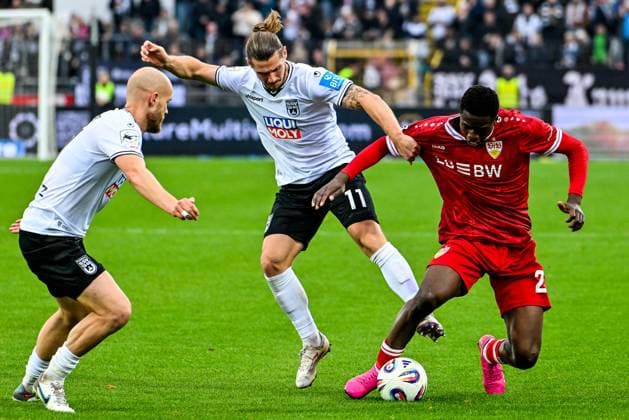 GER, 3 Liga, SSV Ulm 1846 vs VfB Stuttgart II 01 11 2025, Donaustadion, Ulm, GER, 3 Liga, SSV Ulm 1846 vs VfB Stuttgart II, in the picture Marcel Seegert SSV Ulm, 21 , Dennis Chessa SSV Ulm, 11 , Mansour Ouro Tagha Stuttgart, 27 nordphotoxGmbHx xHafner nph00200
