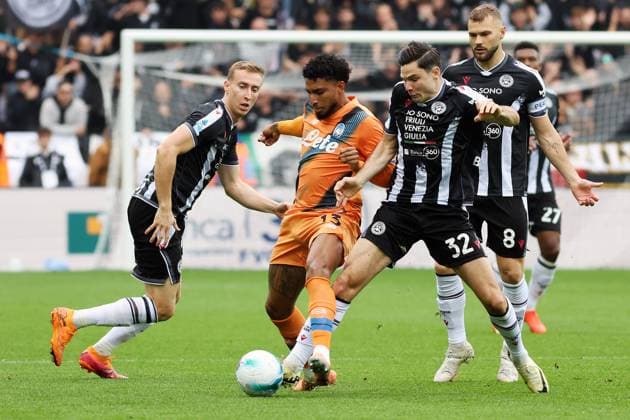 Atalanta s Ederson fights for the ball with Udinese s Jurgen Ekkelenkamp during the Serie A soccer match between Udinese and Atalanta at the Bluenergy Stadium in Udine, north east Italy - Saturday, November 01,2025 - soccer  Copyright: xAndreaxBressanutti LaPressex