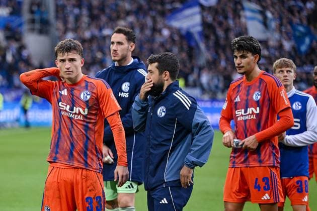 01 11 2025, Football, 2 Bundesliga, Season 2025 2026, Matchday 11, Karlsruher SC FC Schalke 04, Vitalie Becker FC Schalke 04 , Amin Younes FC Schalke 04 , Mertcan Ayhan FC Schalke 04 xRHR PHOTO YYx Copyright: KROEGER RHR-FOTOx RHR-FOTO YY
