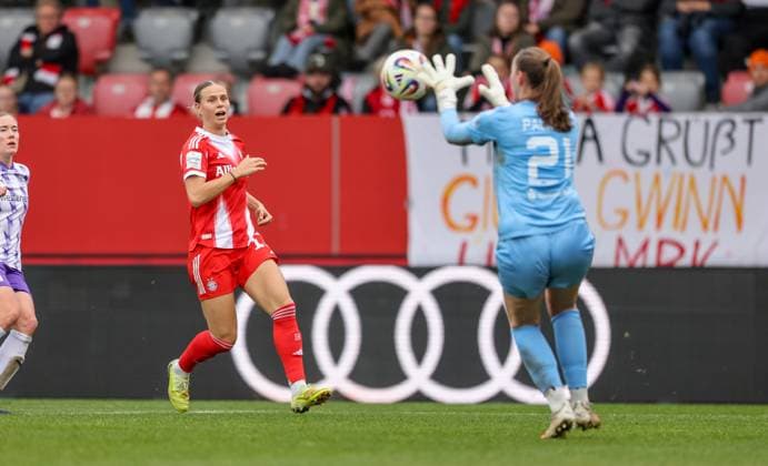 DEU, München, FC Bayern München vs SGS Essen, Google Pixel Frauen Bundesliga, DFB, Saison 2526, FC Bayern Campus, 8 Spieltag im Bild f l n r Klara Bühl Bayern München 17 , Luisa Palmen SGS Essen 21 DFB DFL REGULATIONS PROHIBIT ANY USE OF PHOTOGRAPHS AS IMAGE SEQUENCES AND OR QUASI VIDEO, 01 11 2025 Copyright: HMBxMedia HendrikxHamelau