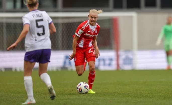 DEU, München, FC Bayern München vs SGS Essen, Google Pixel Frauen Bundesliga, DFB, Saison 2526, FC Bayern Campus, 8 Spieltag im Bild f l n r Paula Flach SGS Essen 5 , Pernille Harder Bayern München 21 DFB DFL REGULATIONS PROHIBIT ANY USE OF PHOTOGRAPHS AS IMAGE SEQUENCES AND OR QUASI VIDEO, 01 11 2025 Copyright: HMBxMedia HendrikxHamelau