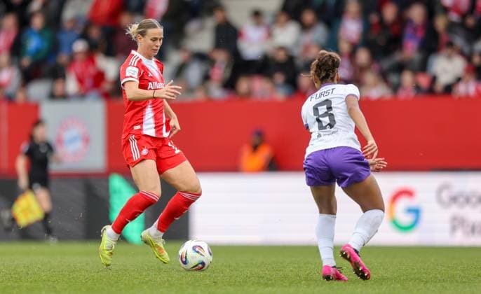 DEU, München, FC Bayern München vs SGS Essen, Google Pixel Frauen Bundesliga, DFB, Saison 2526, FC Bayern Campus, 8 Spieltag im Bild f l n r Klara Bühl Bayern München 17 , Vanessa Fürst SGS Essen 8 DFB DFL REGULATIONS PROHIBIT ANY USE OF PHOTOGRAPHS AS IMAGE SEQUENCES AND OR QUASI VIDEO, 01 11 2025 Copyright: HMBxMedia HendrikxHamelau
