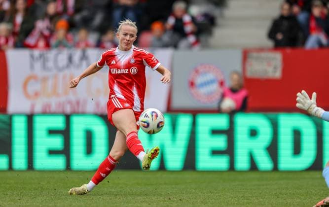 DEU, München, FC Bayern München vs SGS Essen, Google Pixel Frauen Bundesliga, DFB, Saison 2526, FC Bayern Campus, 8 Spieltag im Bild f l n r Lea Schüller Bayern München 11 mit einer großen Torchance gegen Luisa Palmen SGS Essen 21 DFB DFL REGULATIONS PROHIBIT ANY USE OF PHOTOGRAPHS AS IMAGE SEQUENCES AND OR QUASI VIDEO, 01 11 2025 Copyright: HMBxMedia HendrikxHamelau