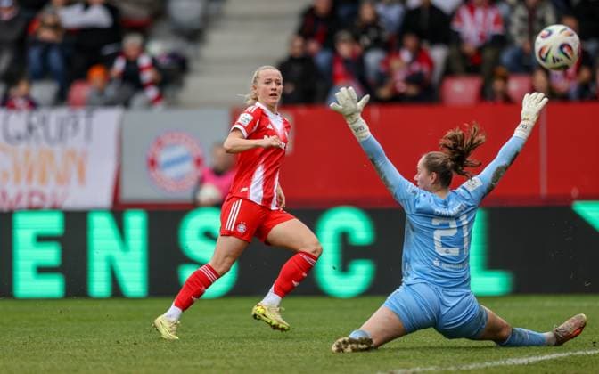 DEU, München, FC Bayern München vs SGS Essen, Google Pixel Frauen Bundesliga, DFB, Saison 2526, FC Bayern Campus, 8 Spieltag im Bild f l n r Lea Schüller Bayern München 11 mit einer großen Torchance gegen Luisa Palmen SGS Essen 21 DFB DFL REGULATIONS PROHIBIT ANY USE OF PHOTOGRAPHS AS IMAGE SEQUENCES AND OR QUASI VIDEO, 01 11 2025 Copyright: HMBxMedia HendrikxHamelau