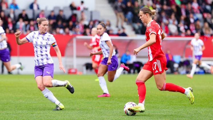 Klara Bühl 17, FC Bayern München and Lena Ostermeier 18, SGS Essen at the match between FC Bayern München v SGS Essen, Football, Women, Google Pixel Women Bundesliga, 2025 2026, Matchday 8 on 01 11 2025 in Munich, FC Bayern Campus DFL and DFB regulations prohibit any use of photographs as image sequences and or quasi video Bayern Germany