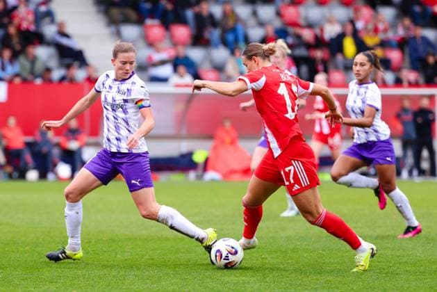 Klara Bühl 17, FC Bayern München and Lena Ostermeier 18, SGS Essen at the match between FC Bayern München v SGS Essen, Football, Women, Google Pixel Women Bundesliga, 2025 2026, Matchday 8 on 01 11 2025 in Munich, FC Bayern Campus DFL and DFB regulations prohibit any use of photographs as image sequences and or quasi video Bayern Germany