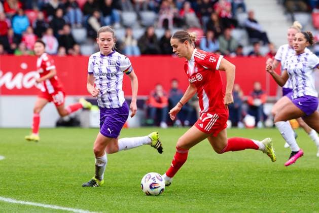 Klara Bühl 17, FC Bayern München and Lena Ostermeier 18, SGS Essen at the match between FC Bayern München v SGS Essen, Football, Women, Google Pixel Women Bundesliga, 2025 2026, Matchday 8 on 01 11 2025 in Munich, FC Bayern Campus DFL and DFB regulations prohibit any use of photographs as image sequences and or quasi video Bayern Germany