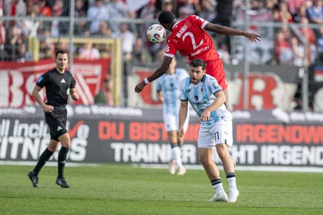 Fight for the ball duel between iKevin Volland TSV 1860 Muenchen, 31 and King Manu FC Energie Cottbus, 2 GER, TSV 1860 Muenchen vs FC Energie Cottbus, Football, 3 Bundesliga, Matchday 13, Season 2025 2026, 01 11 2025 DFL DFB REGULATIONS PROHIBIT ANY USE OF PHOTOGRAPHS as IMAGE SEQUENCES and or QUASI VIDEO GER, TSV 1860 Muenchen vs FC Energie Cottbus, Football, 3 Bundesliga, Matchday 13, Season 2025 2026, 01 11 2025 Muenchen Copyright: xEibner-Pressefoto HeikexFeinerx EP_HFR