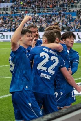 01 11 2025, xhettx, Fußball 2 Bundesliga, Karlsruher SC FC Schalke 04 v l jubel über das 2 1 durch Schleusener, Fabian Karlsruher SC, 24 DFL DFB REGULATIONS PROHIBIT ANY USE OF PHOTOGRAPHS as IMAGE SEQUENCES and or QUASI VIDEO Karlsruhe