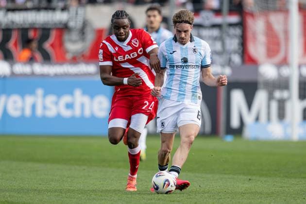 Fight for the ball duel between David Philipp TSV 1860 Muenchen, 08 and Anderson Lucoqui FC Energie Cottbus, 24 GER, TSV 1860 Muenchen vs FC Energie Cottbus, Football, 3 Bundesliga, Matchday 13, Season 2025 2026, 01 11 2025 DFL DFB REGULATIONS PROHIBIT ANY USE OF PHOTOGRAPHS as IMAGE SEQUENCES and or QUASI VIDEO GER, TSV 1860 Muenchen vs FC Energie Cottbus, Football, 3 Bundesliga, Matchday 13, Season 2025 2026, 01 11 2025 Muenchen Copyright: xEibner-Pressefoto HeikexFeinerx EP_HFR