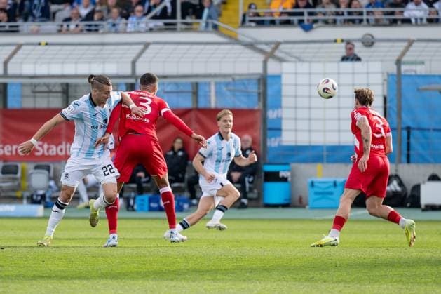 Battle for the ball by Sigurd Haugen TSV 1860 Muenchen, 22 with Nyamekye Awortwie Grant FC Energie Cottbus, 23 , right Clemens Lippmann TSV 1860 Muenchen, 41 and Henry Rorig FC Energie Cottbus, 3 GER, TSV 1860 Muenchen vs FC Energie Cottbus, Football, 3 Bundesliga, 13 Matchday, Season 2025 2026, 01 11 2025 DFL DFB REGULATIONS PROHIBIT ANY USE OF PHOTOGRAPHS as IMAGE SEQUENCES and or QUASI VIDEO GER, TSV 1860 Muenchen vs FC Energie Cottbus, Football, 3 Bundesliga, 13 Matchday, Season 2025 2026, 01 11 2025 Muenchen Copyright: xEibner-Pressefoto HeikexFeinerx EP_HFR