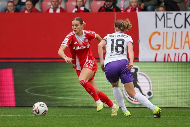 Klara Buehl FC Bayern Muenchen, 17 with Lena Ostermeier SGS Essen, 18 , GER, FC Bayern Muenchen vs SGS Essen, Soccer, Google Pixel Womens Bundesliga, 8 Matchday, Season 2025 2026, 01 11 2025, DFL DFB REGULATIONS PROHIBIT ANY USE OF PHOTOGRAPHS as IMAGE SEQUENCES and or QUASI VIDEO, GER, FC Bayern Muenchen vs SGS Essen, Football, Google Pixel Womens Bundesliga, Matchday 8, Season 2025 2026, 01 11 2025 Muenchen Copyright: xEibner-Pressefoto JennixMaulx EP_JML