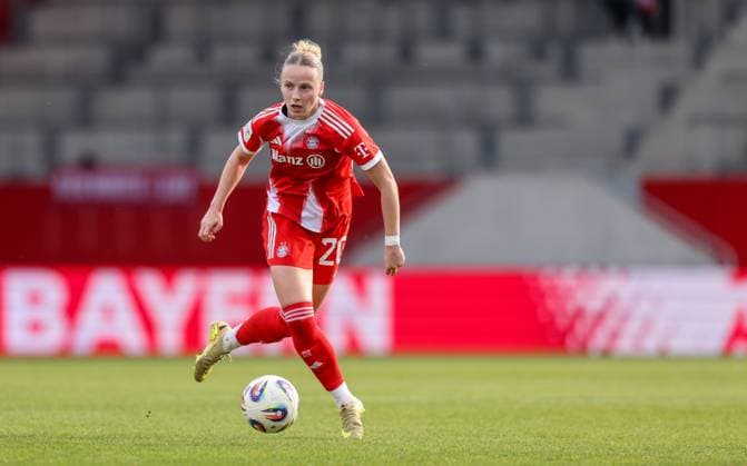 DEU, München, FC Bayern München vs SGS Essen, Google Pixel Frauen Bundesliga, DFB, Saison 2526, FC Bayern Campus, 8 Spieltag im Bild Franziska Kett Bayern München 20 , Freisteller DFB DFL REGULATIONS PROHIBIT ANY USE OF PHOTOGRAPHS AS IMAGE SEQUENCES AND OR QUASI VIDEO, 01 11 2025 Copyright: HMBxMedia HendrikxHamelau