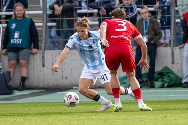 Clemens Lippmann 41 TSV 1860 Muenchen in duel with Henry Rorig 3 FC Energie Cottbus , TSV 1860 Muenchen vs Energie Cottbus, 3 Liga, 13 Spieltag, 01 11 2025 DFB regulations prohibit any use of photographs as image sequences and or quasi video Muenchen Bayern Germany Copyright: xkolbert-press UlrichxGamelx