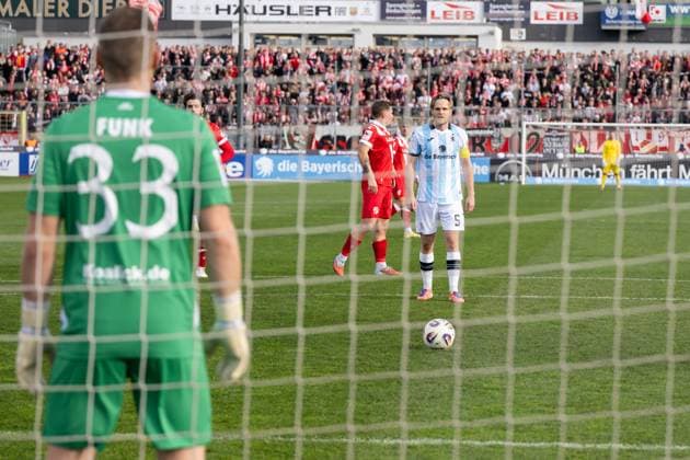 Thore Jacobson 5 TSV 1860 Muenchen prepares for the penalty, TSV 1860 Muenchen vs Energie Cottbus, 3 Liga, 13 Matchday, 01 11 2025 DFB regulations prohibit any use of photographs as image sequences and or quasi video Muenchen Bayern Germany Copyright: xkolbert-press UlrichxGamelx