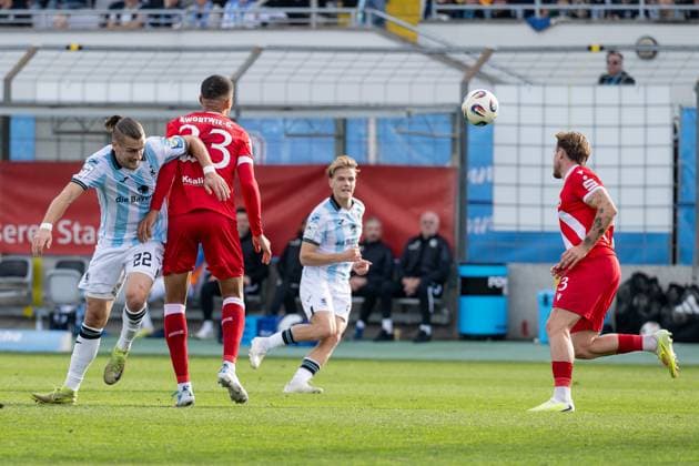 Battle for the ball by Sigurd Haugen TSV 1860 Muenchen, 22 with Nyamekye Awortwie Grant FC Energie Cottbus, 23 , right Clemens Lippmann TSV 1860 Muenchen, 41 and Henry Rorig FC Energie Cottbus, 3 GER, TSV 1860 Muenchen vs FC Energie Cottbus, Football, 3 Bundesliga, 13 Matchday, Season 2025 2026, 01 11 2025 DFL DFB REGULATIONS PROHIBIT ANY USE OF PHOTOGRAPHS as IMAGE SEQUENCES and or QUASI VIDEO GER, TSV 1860 Muenchen vs FC Energie Cottbus, Football, 3 Bundesliga, 13 Matchday, Season 2025 2026, 01 11 2025 Muenchen Copyright: xEibner-Pressefoto HeikexFeinerx EP_HFR