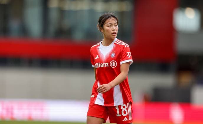 DEU, München, FC Bayern München vs SGS Essen, Google Pixel Frauen Bundesliga, DFB, Saison 2526, FC Bayern Campus, 8 Spieltag im Bild Momoko Tanikawa Bayern München 18 DFB DFL REGULATIONS PROHIBIT ANY USE OF PHOTOGRAPHS AS IMAGE SEQUENCES AND OR QUASI VIDEO, 01 11 2025 Copyright: HMBxMedia HendrikxHamelau