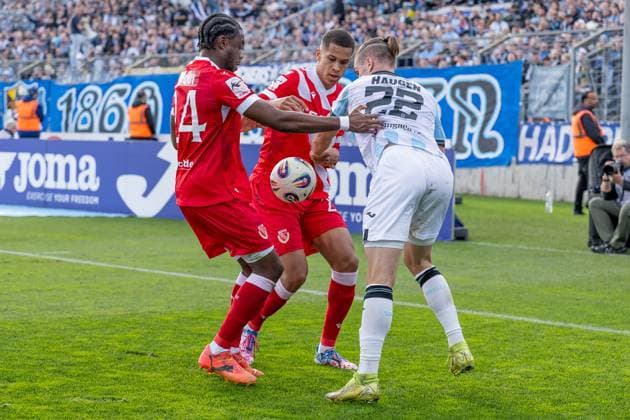 Battle for the ball by Anderson Lucoqui FC Energie Cottbus, 24 and Nyamekye Awortwie Grant FC Energie Cottbus, 23 with Sigurd Haugen TSV 1860 Muenchen, 22 GER, TSV 1860 Muenchen vs FC Energie Cottbus, Football, 3 Bundesliga, Matchday 13, Season 2025 2026, 01 11 2025 DFL DFB REGULATIONS PROHIBIT ANY USE OF PHOTOGRAPHS as IMAGE SEQUENCES and or QUASI VIDEO GER, TSV 1860 Muenchen vs FC Energie Cottbus, Football, 3 Bundesliga, 13 Matchday, Season 2025 2026, 01 11 2025 Muenchen Copyright: xEibner-Pressefoto HeikexFeinerx EP_HFR