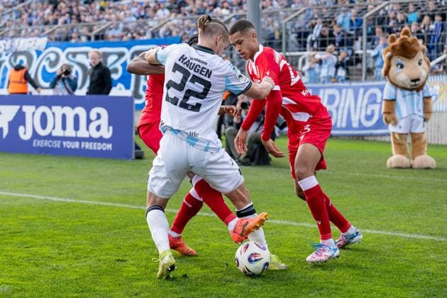 Battle for the ball by Anderson Lucoqui FC Energie Cottbus, 24 and Nyamekye Awortwie Grant FC Energie Cottbus, 23 with Sigurd Haugen TSV 1860 Muenchen, 22 GER, TSV 1860 Muenchen vs FC Energie Cottbus, Football, 3 Bundesliga, Matchday 13, Season 2025 2026, 01 11 2025 DFL DFB REGULATIONS PROHIBIT ANY USE OF PHOTOGRAPHS as IMAGE SEQUENCES and or QUASI VIDEO GER, TSV 1860 Muenchen vs FC Energie Cottbus, Football, 3 Bundesliga, 13 Matchday, Season 2025 2026, 01 11 2025 Muenchen Copyright: xEibner-Pressefoto HeikexFeinerx EP_HFR
