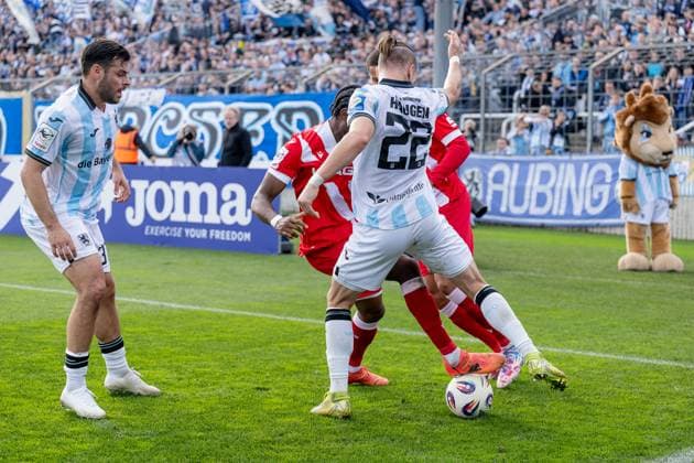 Battle for the ball by Anderson Lucoqui FC Energie Cottbus, 24 and Nyamekye Awortwie Grant FC Energie Cottbus, 23 with Sigurd Haugen TSV 1860 Muenchen, 22 , left Kevin Volland TSV 1860 Muenchen, 31 GER, TSV 1860 Muenchen vs FC Energie Cottbus, Football, 3 Bundesliga, 13 Matchday, Season 2025 2026, 01 11 2025 DFL DFB REGULATIONS PROHIBIT ANY USE OF PHOTOGRAPHS as IMAGE SEQUENCES and or QUASI VIDEO GER, TSV 1860 Muenchen vs FC Energie Cottbus, Football, 3 Bundesliga, 13 Matchday, Season 2025 2026, 01 11 2025 Muenchen Copyright: xEibner-Pressefoto HeikexFeinerx EP_HFR