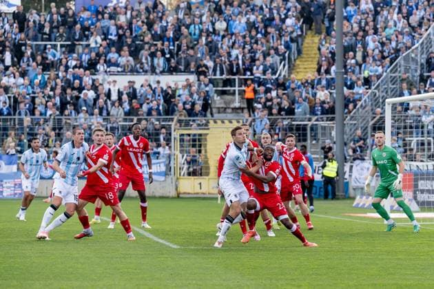 The players Siemen Voet TSV 1860 Muenchen, 03 and Anderson Lucoqui FC Energie Cottbus, 24 await a corner kick in front of the goal from Marius Funk goalkeeper, FC Energie Cottbus, 33 GER, TSV 1860 Muenchen vs FC Energie Cottbus, Soccer, 3 Bundesliga, 13 Matchday, Season 2025 2026, 01 11 2025 DFL DFB REGULATIONS PROHIBIT ANY USE OF PHOTOGRAPHS as IMAGE SEQUENCES and or QUASI VIDEO GER, TSV 1860 Muenchen vs FC Energie Cottbus, Football, 3 Bundesliga, 13 Matchday, Season 2025 2026, 01 11 2025 Muenchen Copyright: xEibner-Pressefoto HeikexFeinerx EP_HFR