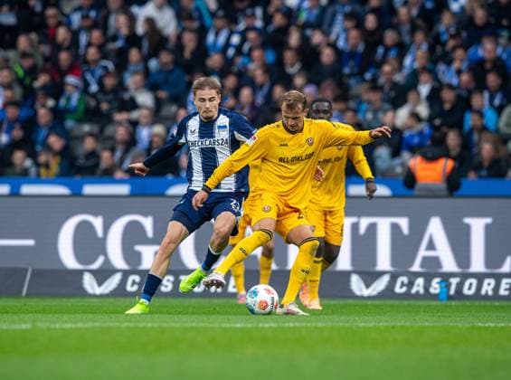 Soccer, Men, Season 2025 2026, 2 Bundesliga 11 Matchday , Hertha BSC Dynamo Dresden, v l Marten Winkler Hertha BSC , Lukas Boeder Dresden , 01 11 2025, Copyright: xSebastianxRäppold MatthiasxKochx