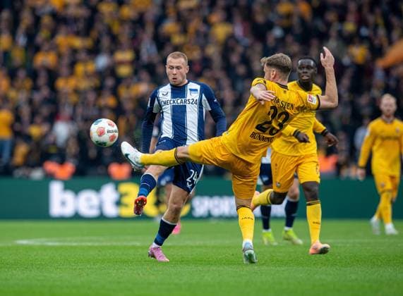 Soccer, Men, Season 2025 2026, 2 Bundesliga 11 Matchday , Hertha BSC Dynamo Dresden, v l Jon Dagur Thorsteinsson Hertha BSC , Lukas Boeder Dresden , 01 11 2025, Copyright: xSebastianxRäppold MatthiasxKochx