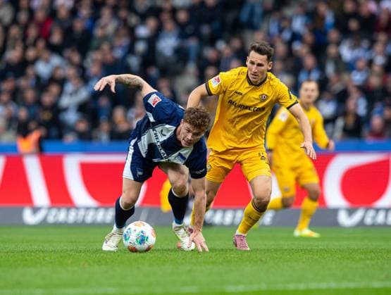 Soccer, Men, Season 2025 2026, 2 Bundesliga 11 Matchday , Hertha BSC Dynamo Dresden, v l Sebastian Grönning Hertha BSC , Konrad Faber Dresden , 01 11 2025, Copyright: xSebastianxRäppold MatthiasxKochx