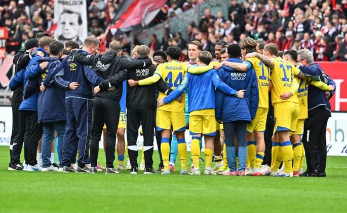 01 11 2025 Soccer Season 2025 2026 2 Soccer Bundesliga 11 Matchday 1 FC Nürnberg FCN Club Eintracht Braunschweig EBS BTSV Sportfoto Zink xwoxzix DFL regulations prohibit any use of photographs as image sequences and or quasi video only for editorial use Teamkreis Mannschaft Team BTSV after the end of the match