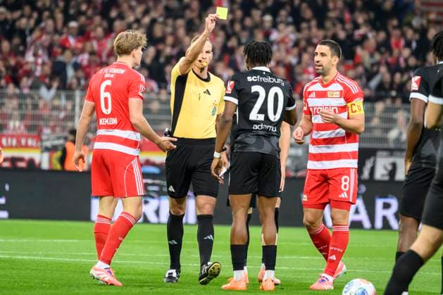 in picture from l yellow for Junior Adamu SC Freiburg , for foul on Andras Schaefer 1 FC Union , by Soeren Storks Sciedsrichter, GER, Berlin, 1 FC Union Berlin vs SC Freiburg, Bundesliga, Football, DFB, Spielzeit 2025 2026, Alte Foersterei, DFB DFL REGULATIONS PROHIBIT ANY USE OF PHOTOGRAPHS AS IMAGE SEQUENCES AND OR QUASI VIDEO, 01 11 25, Copyright: HMBxMedia UwexKoch