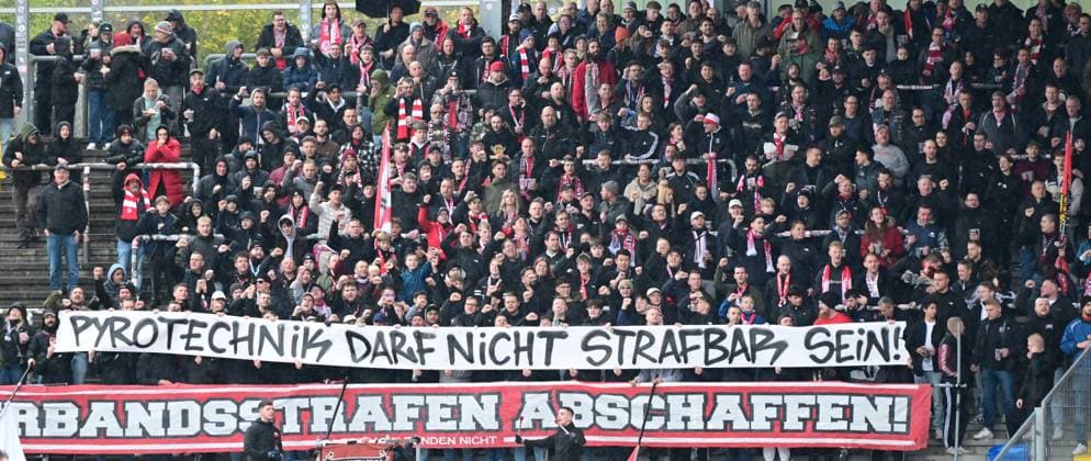01 11 2025 xkhx Kassel Regionalliga Südwest Season 2025 2026 KSV Hessen Kassel SV Eintracht Trier The fans demand impunity for the burning of pyrotechnics