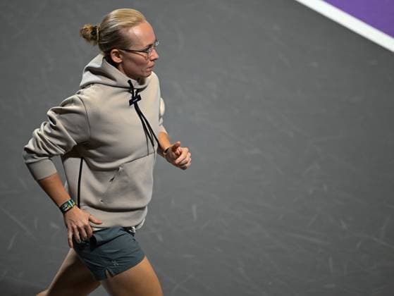 WTA, Tennis Damen Finals 2025 - Day One RIYADH, SAUDI ARABIA NOVEMBER 1, 2025: Sports psychologist Daria Abramowicz watches Iga Swiatek of Poland warm up ahead of her group-stage match against Madison Keys of the United States on Day 1 of the 2025 WTA Finals at King Saud University Indoor Arena in Riyadh, Saudi Arabia, on November 1, 2025. RIyadh Saudi Arabia  Copyright: xArturxWidakx originalFilename:widak-wtafinal251101_nppAI.jpg