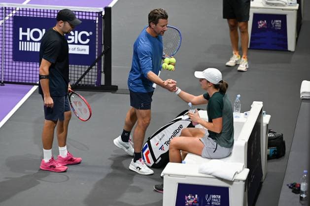WTA, Tennis Damen Finals 2025 - Day One RIYADH, SAUDI ARABIA NOVEMBER 1, 2025: Coach Wim Fissette is seen at the end of a warm-up session with Iga Swiatek of Poland ahead of her group-stage match against Madison Keys of the United States on Day 1 of the 2025 WTA Finals at King Saud University Indoor Arena in Riyadh, Saudi Arabia. RIyadh Saudi Arabia  Copyright: xArturxWidakx originalFilename:widak-wtafinal251101_npFMu.jpg