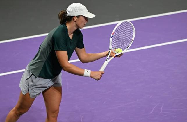 WTA, Tennis Damen Finals 2025 - Day One RIYADH, SAUDI ARABIA NOVEMBER 1, 2025: Iga Swiatek of Poland warms up under the watch of coach Wim Fissette and sports psychologist Daria Abramowicz before her group-stage match against Madison Keys of the United States on Day 1 of the 2025 WTA Finals at King Saud University Indoor Arena in Riyadh, Saudi Arabia. RIyadh Saudi Arabia  Copyright: xArturxWidakx originalFilename:widak-wtafinal251101_nphj4.jpg