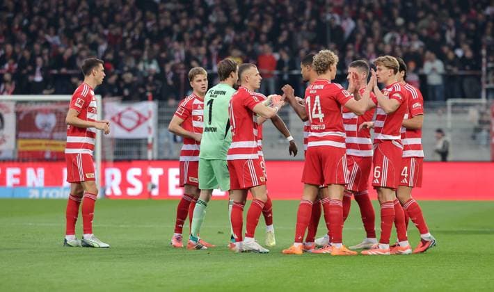 Union Mannschaft at the high-five before the match Sport Fußball Fußball Bundesliga Herren DFL 9 Spieltag Saison 2025 2026 01 11 2025 1 FC Union Berlin FCU vs SC Freiburg SCF DFL regulations prohibit any use of photographs as image sequences and or quasi video