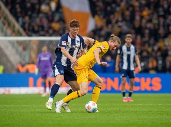 Soccer, Men, Season 2025 2026, 2 Bundesliga 11 Matchday , Hertha BSC Dynamo Dresden, v l Sebastian Grönning Hertha BSC , Vinko Sapina Dresden , 01 11 2025, Copyright: xSebastianxRäppold MatthiasxKochx