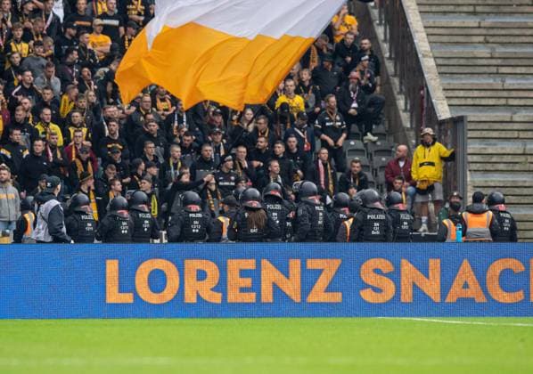 Soccer, Men, Season 2025 2026, 2 Bundesliga 11 Matchday , Hertha BSC Dynamo Dresden, Police officers in front of the guest block, 01 11 2025, Copyright: xSebastianxRäppold MatthiasxKochx